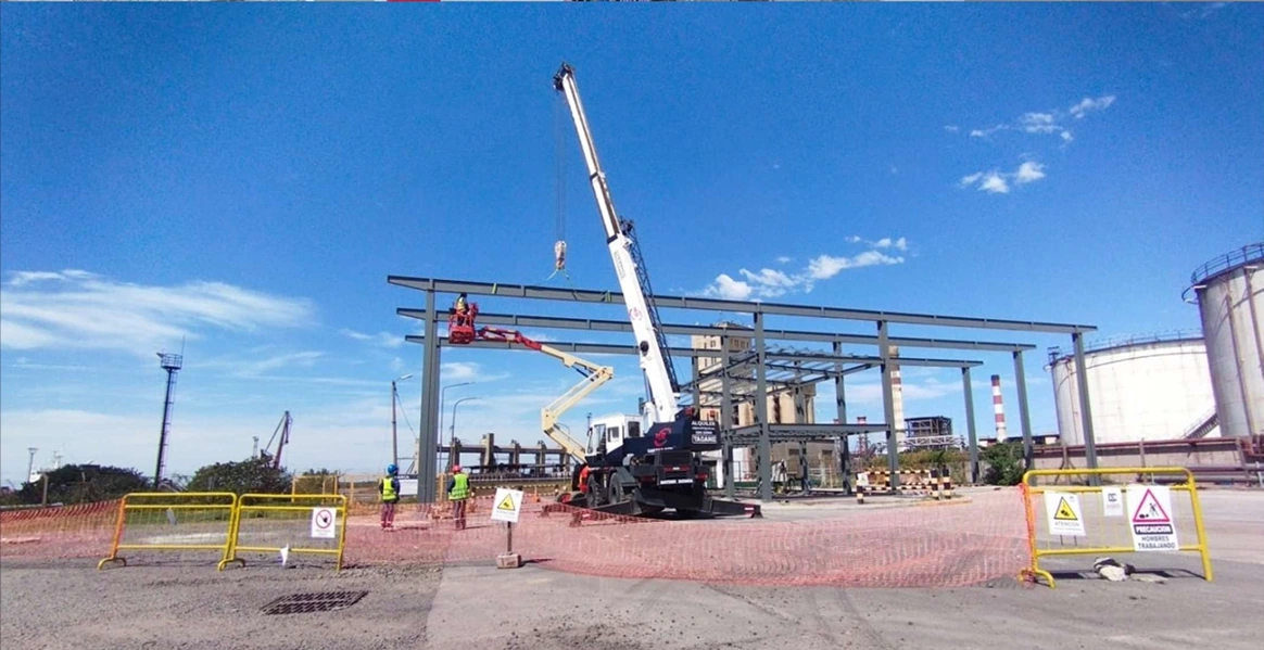 Montaje de estructuras industriales con grúa