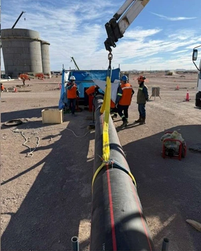 Trabajadores instalando una cañería industrial