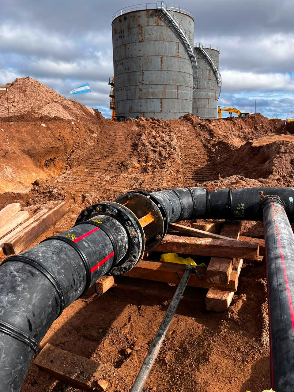 Cañerías industriales instaladas junto a tanques