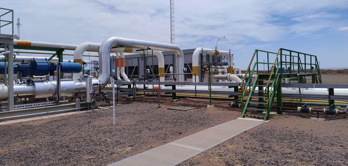 Cañerías y equipos en una planta industrial